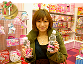 在擺滿熱門的Hello Kitty周邊商品的「Hello Kitty的可愛樂園」，買了Hello Kitty身形的礦泉水當紀念品。 