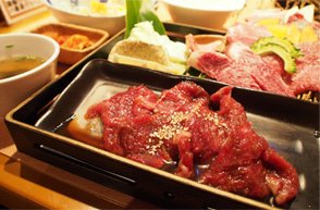 晚上在石垣港附近品嚐美味的石垣牛燒肉。我們去一家有個對沖繩很熟的朋友告訴我的叫做「金城」的餐廳。這些是一人份很划算！超好吃～♪ 